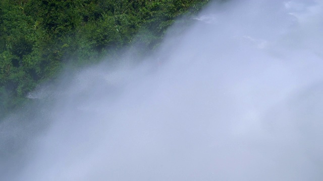 大坝正在泄洪，为水力发电提供动力。视频素材