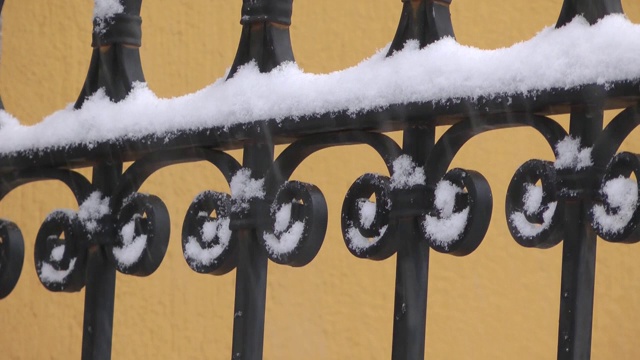 熟铁和雪的背景视频下载