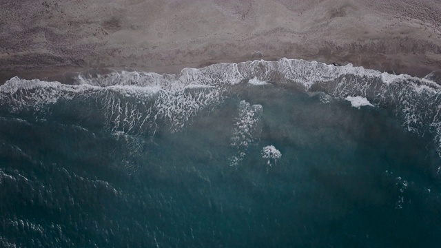 无人机拍摄美丽的海面和海浪视频下载