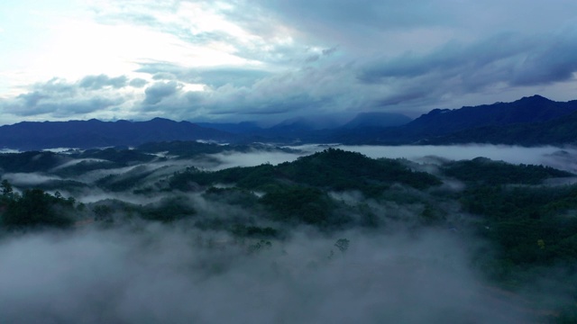 4K航拍令人惊叹的美丽的自然景观，在日出与雾和雾的乡村农场。视频素材