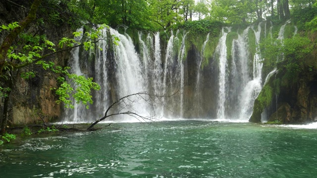 普里维茨湖的加洛瓦基山岩瀑布视频素材