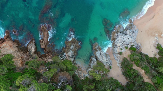 风景如画的海湾和干净的沙滩视频下载