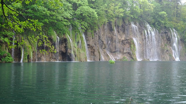 在一个下雨的春日，在普利特维茨湖国家公园的瀑布和湖泊视频素材