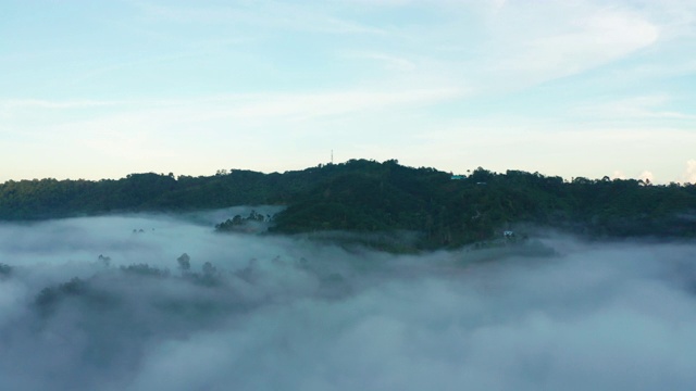 4K航拍令人惊叹的美丽的自然景观，在日出与雾和雾的乡村农场。视频素材