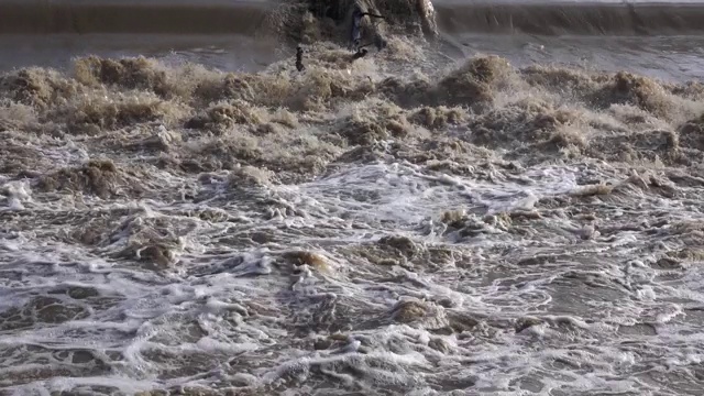 洪水中快速流动的脏水的表面视频素材