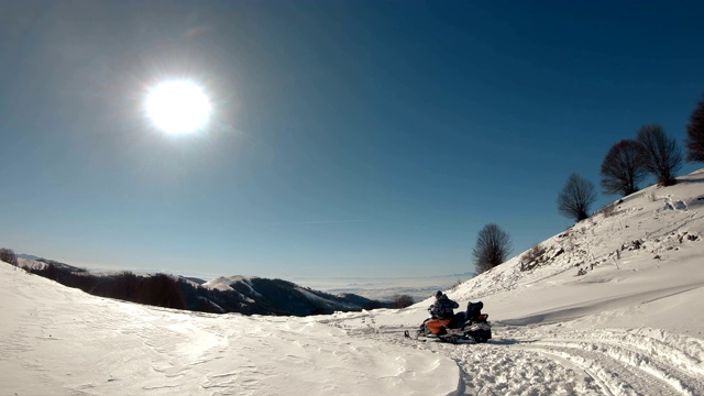 雪地摩托历险在冬季的户外景观旅行视频素材