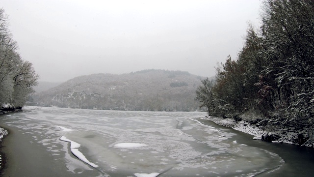 冬天下雪的大雾天山上结冰的湖视频素材