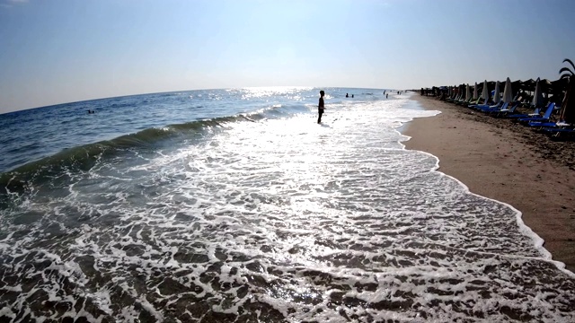 夏日里海浪撞击沙滩的慢动作视频素材