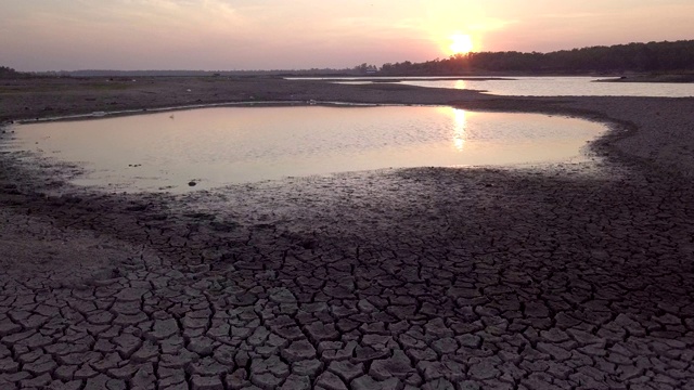 鸟瞰图拍摄。气候变化和干旱土地，水危机和全球变暖视频素材