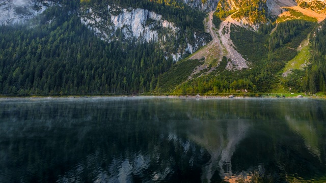 雾动的时间流逝和雾在早晨，美丽的风景景观岣湖山在秋天。萨尔兹卡默古特地区上奥地利视频素材