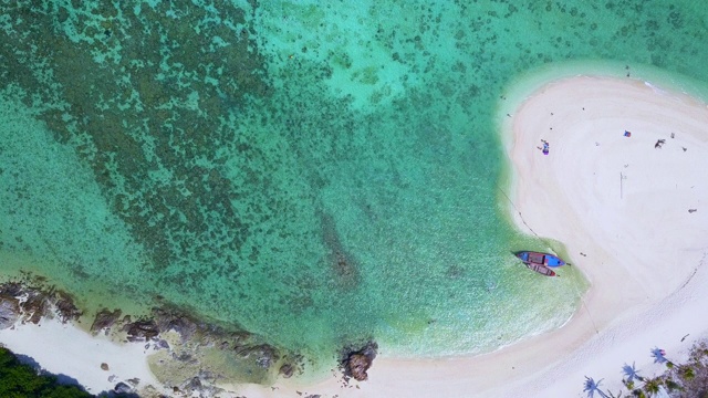 鸟瞰图，夏日多彩的海景，令人惊叹的热带曲线海滩。视频素材