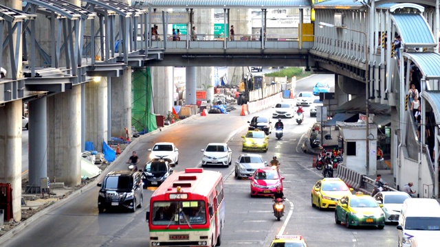 泰国曼谷法honyotin路城市交通堵塞。视频素材