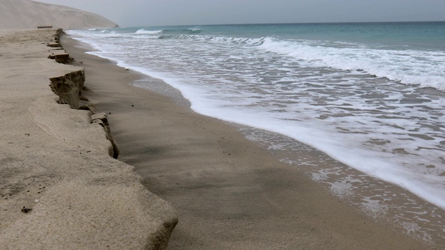 空沙滩上的海浪视频素材