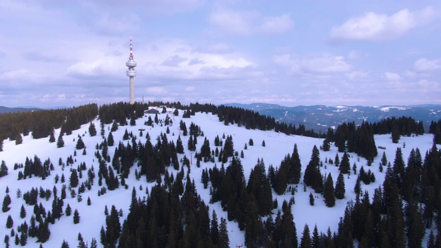 无人机拍摄电视塔，滑雪缆车和山上小屋在冬天视频素材