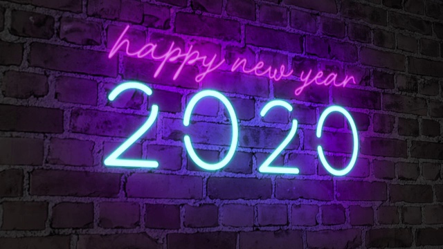 砖墙上的2020年新年霓虹灯。视频下载