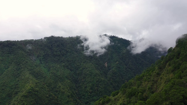 山顶有雨林。高原上的雨云视频素材