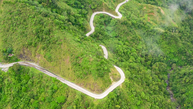 菲律宾吕宋岛的科迪勒拉山脉鸟瞰图。山被雨林和道路覆盖视频素材