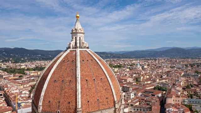 从坎帕尼勒(Campanile)俯瞰佛罗伦萨圣玛丽亚大教堂(Santa Maria del Fiore)的穹顶和屋顶。意大利视频素材