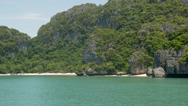 一组海岛在昂通国家海洋公园附近的苏梅岛天堂热带旅游胜地。泰国湾的群岛。田园诗般的绿松石海洋自然背景与复制空间视频素材