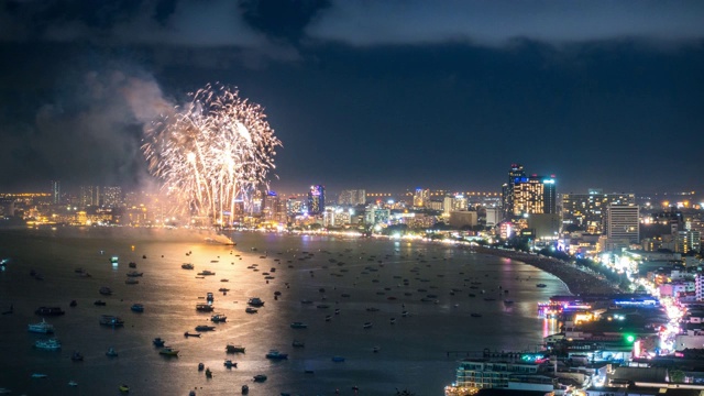 夕阳西下的泰国春武里，芭堤雅市的烟花节，弯曲的沙滩和海上的小船视频素材