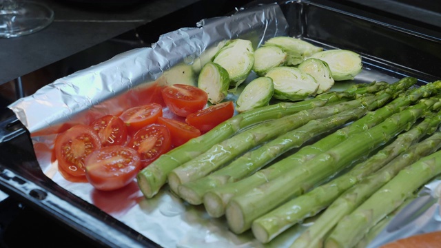 厨师在烹饪前将橄榄油倒在新鲜蔬菜上。视频素材