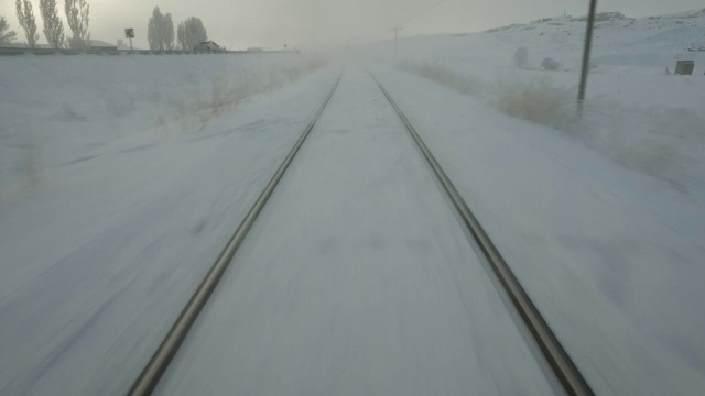 东部特快列车上的积雪视频素材