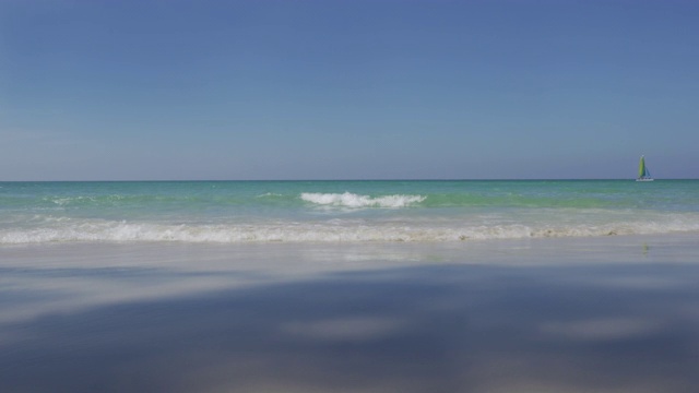 海滩，蓝天，沙滩，阳光，放松的景观视角设计明信片和日历在泰国视频素材