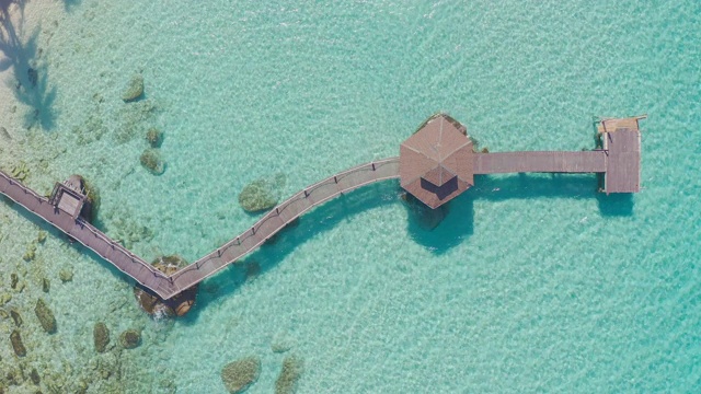 鸟瞰图的木制酒吧在海上和小屋与美好的蓝天在Koh Kood在Trat，泰国。亚洲夏季，旅游，假期和假日概念。视频素材