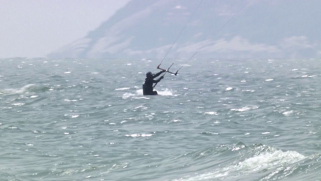 风筝冲浪者在波浪上跳跃视频素材