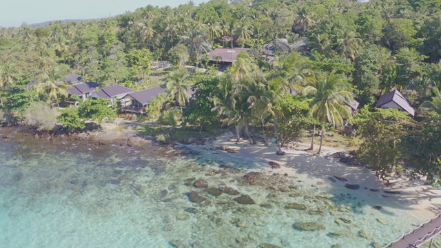 鸟瞰图的木制酒吧在海上和小屋与美好的蓝天在Koh Kood在Trat，泰国。亚洲夏季，旅游，假期和假日概念。视频素材