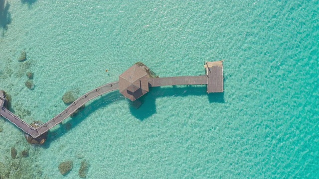 鸟瞰图的木制酒吧在海上和小屋与美好的蓝天在Koh Kood在Trat，泰国。亚洲夏季，旅游，假期和假日概念。视频素材