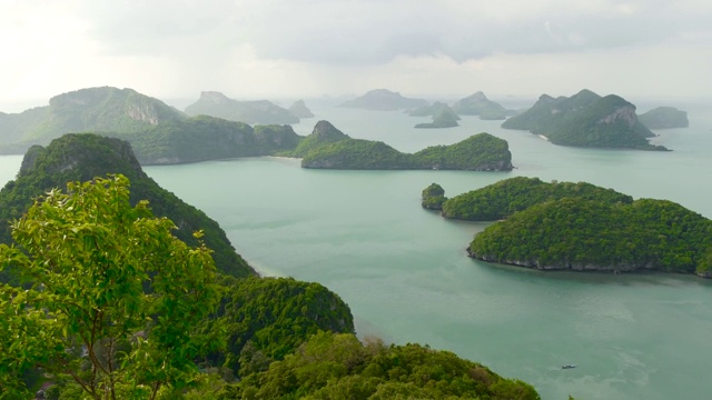 鸟瞰图鸟瞰图的海洋岛屿在昂通国家海洋公园附近的旅游天堂苏梅岛热带度假胜地。泰国湾的群岛。田园诗般的自然背景视频素材