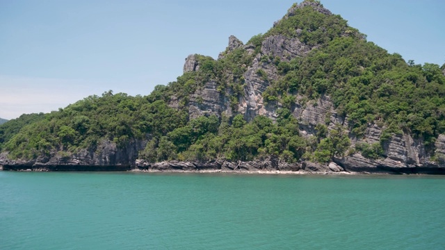 一组海岛在昂通国家海洋公园附近的苏梅岛天堂热带旅游胜地。泰国湾的群岛。田园诗般的绿松石海洋自然背景与复制空间视频素材