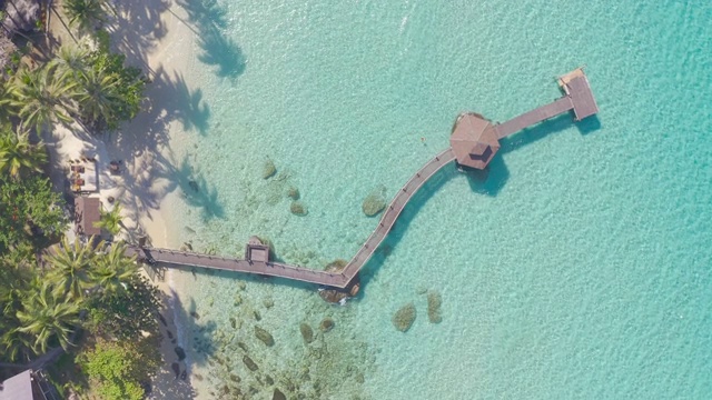 鸟瞰图的木制酒吧在海上和小屋与美好的蓝天在Koh Kood在Trat，泰国。亚洲夏季，旅游，假期和假日概念。视频素材