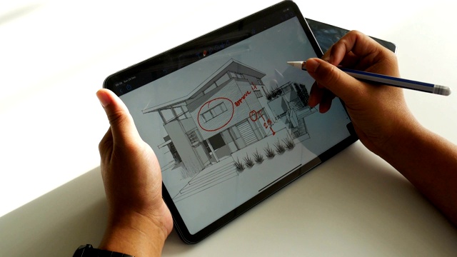 建筑师在数字平板电脑上绘制图纸视频素材