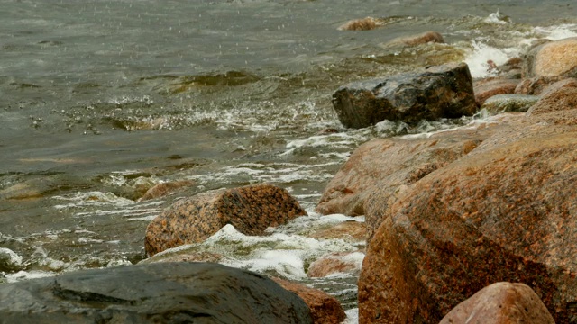 海浪拍打着岩石视频素材