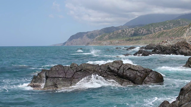 海浪撞击和撞击海洋上的岩石。视频下载