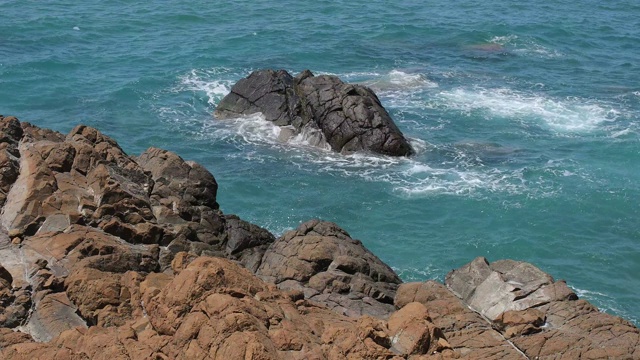 海浪撞击和撞击海洋上的岩石。视频素材