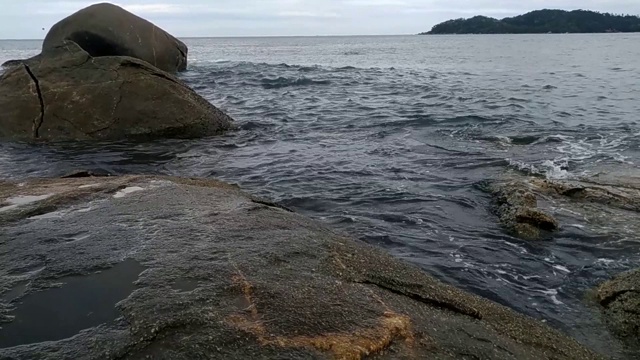 海浪拍打着岩石视频素材