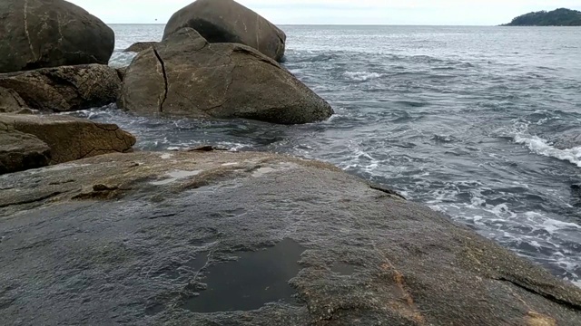 海浪拍打着岩石视频下载