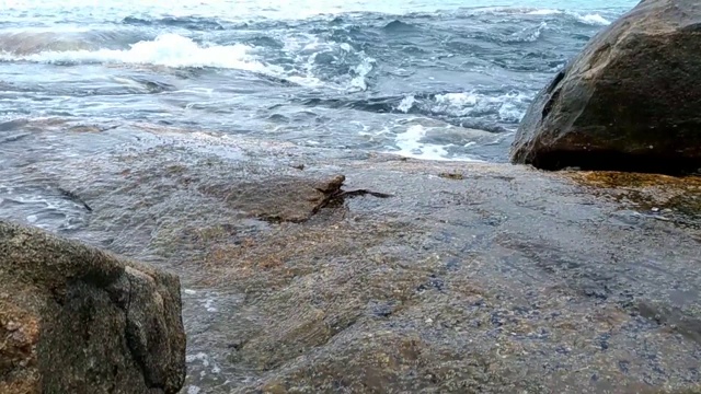 海浪拍打着岩石视频下载