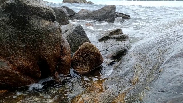 海浪拍打着岩石视频素材