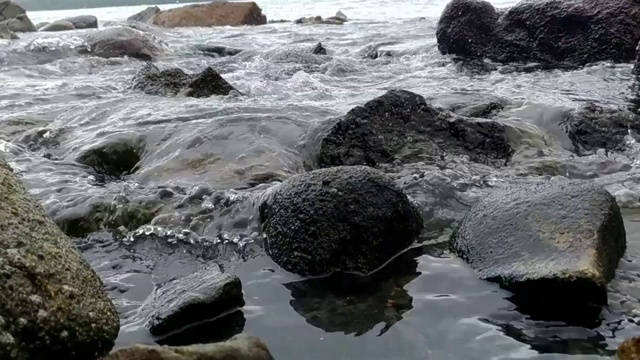 海浪拍打着岩石视频素材