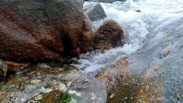 海浪拍打着岩石视频下载