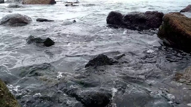 海浪拍打着岩石视频素材