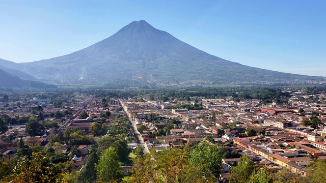 安提瓜房屋和阿瓜火山。危地马拉视频素材