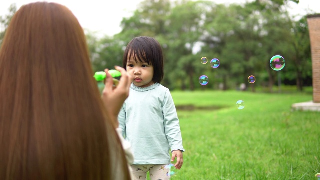 母亲和婴儿在公园里视频素材