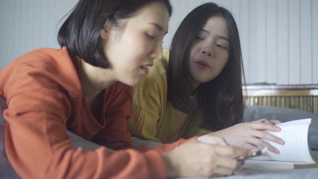 两个女人在网上购物。视频素材