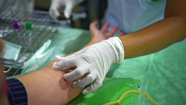 亚洲人在医院做健康验血视频素材