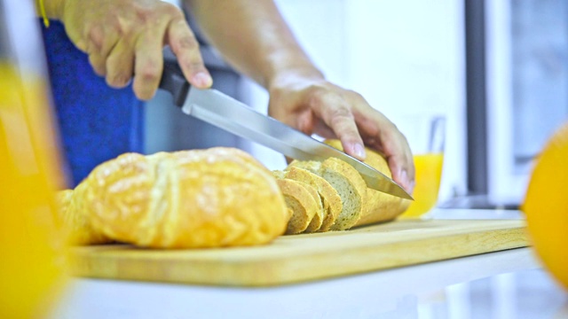厨师用橙汁做面包做早餐视频素材